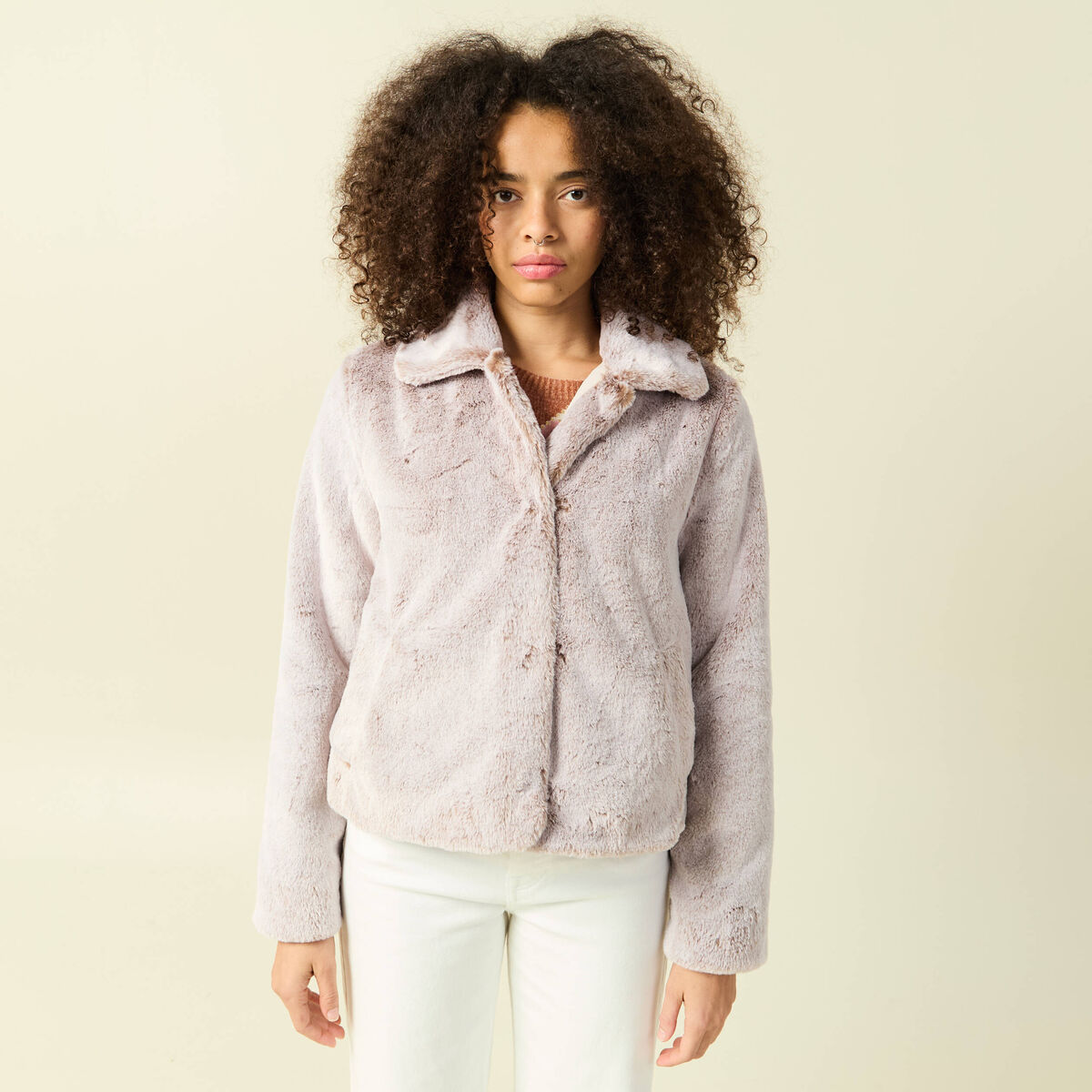Manteau droit court col classique beige femme