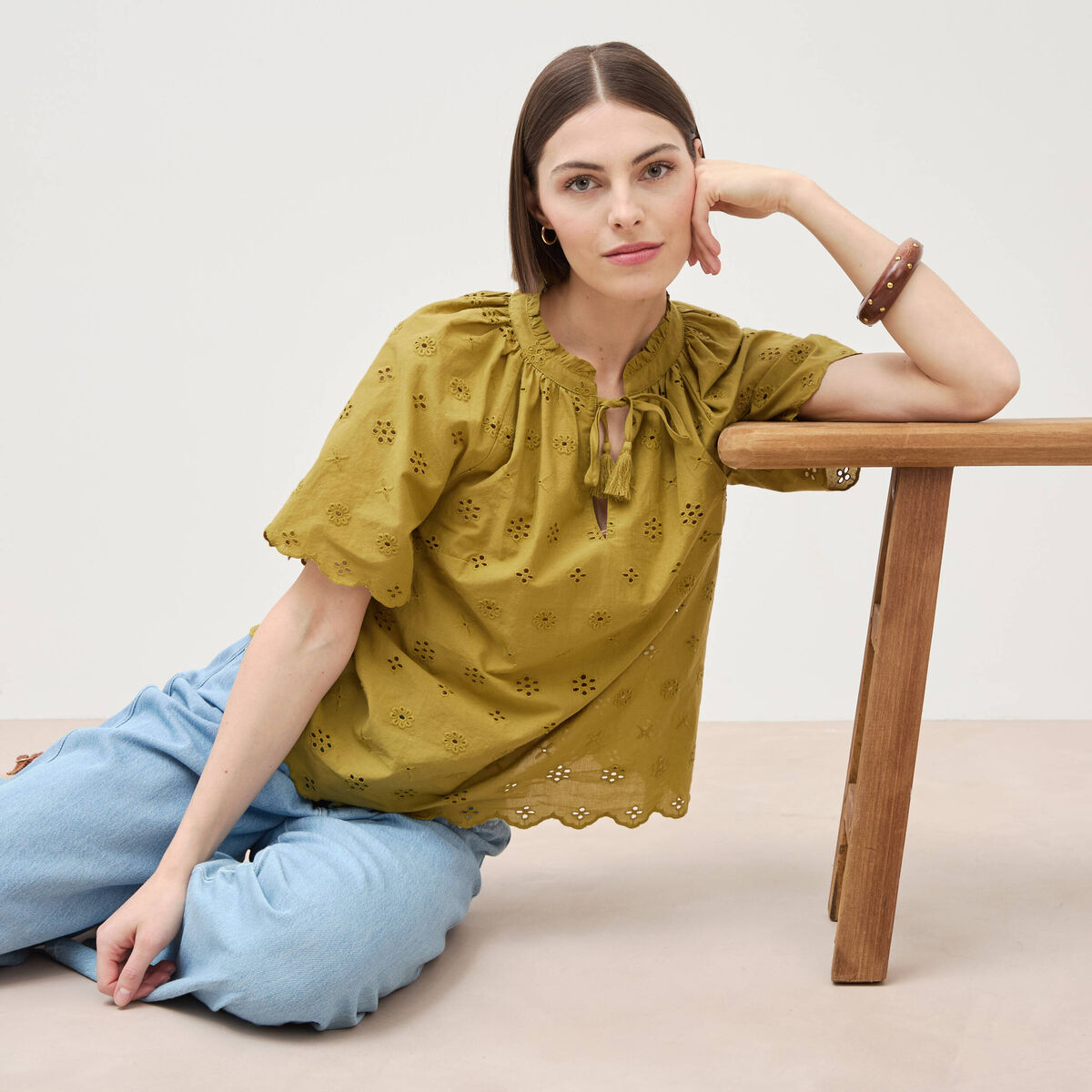 Blouse col v manches 3/4 en coton brod&eacute;e vert olive femme