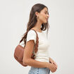 Sac &agrave; rabat en bandouli&egrave;re camel femme