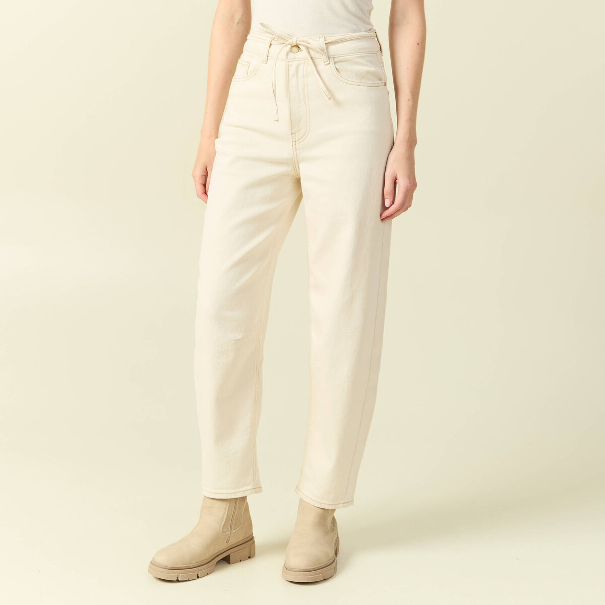 Jeans barrel 7/8&egrave;me avec ceinture denim blanc femme