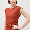 T-shirt ajust&eacute; sans manches marron cognac femme
