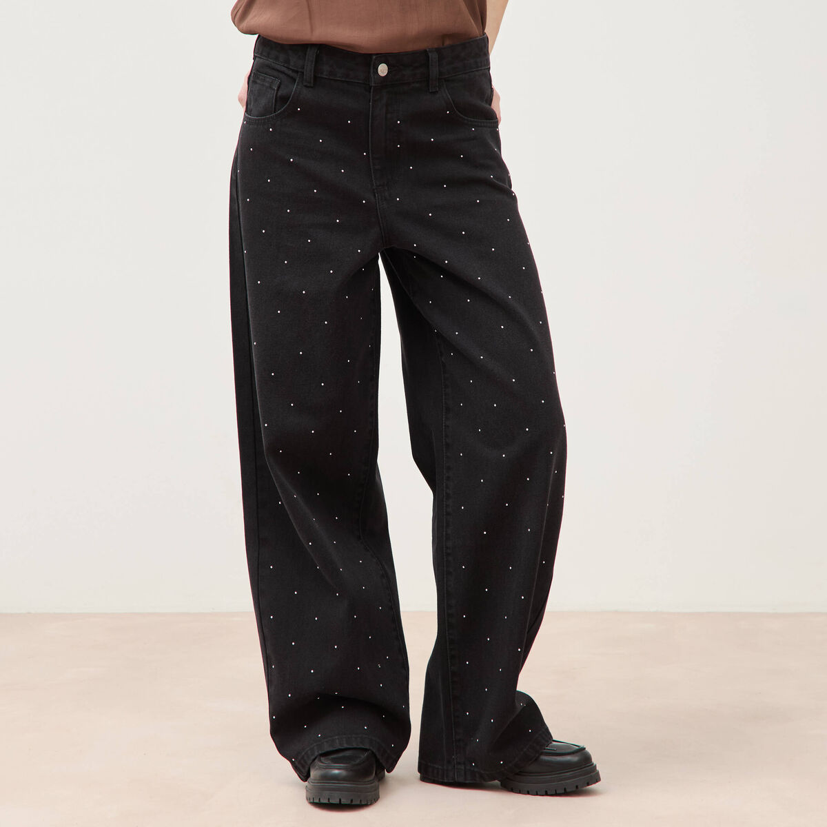 Jeans ample d&eacute;tails clout&eacute;s denim noir femme