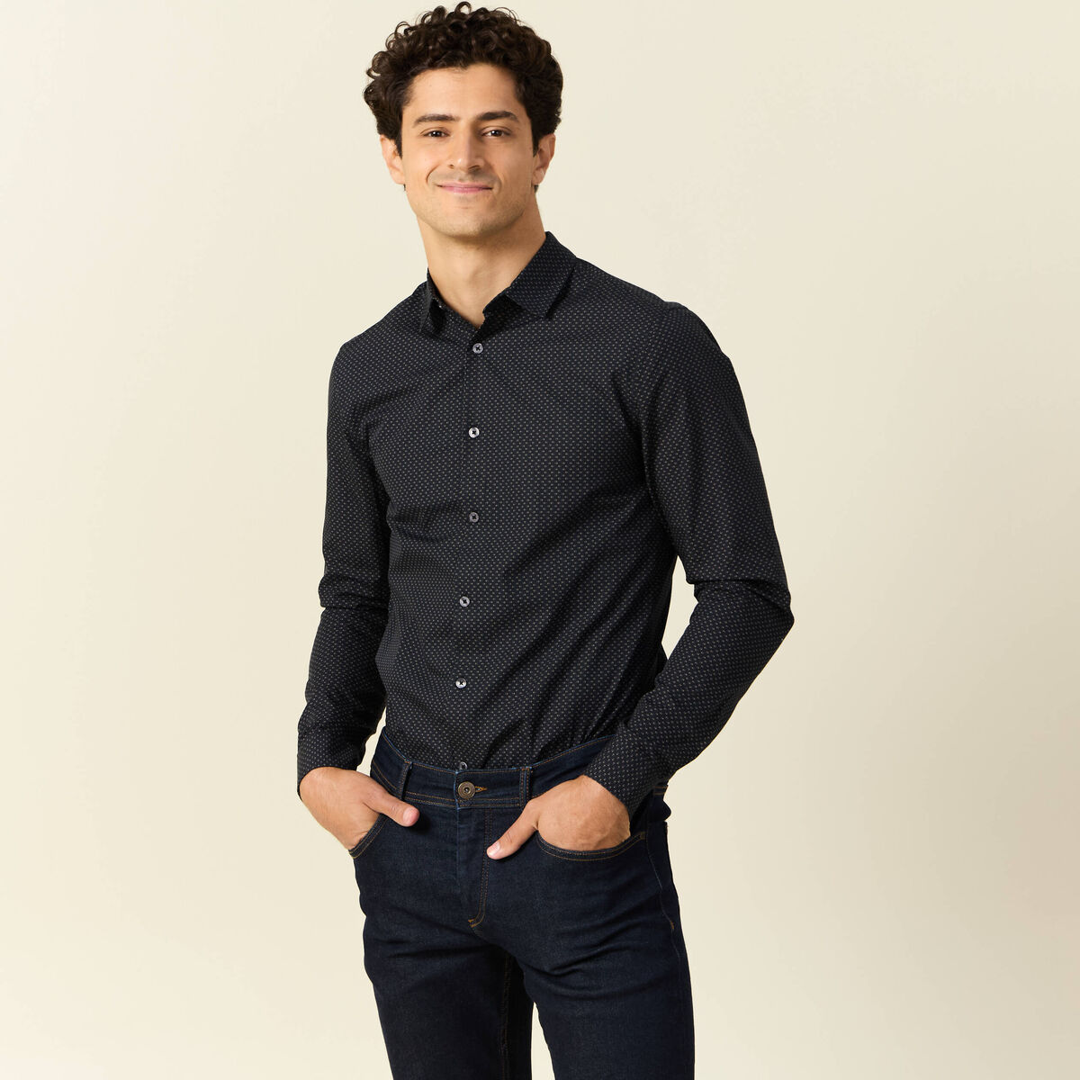 Chemise cintr&eacute;e en coton manches longues noir homme