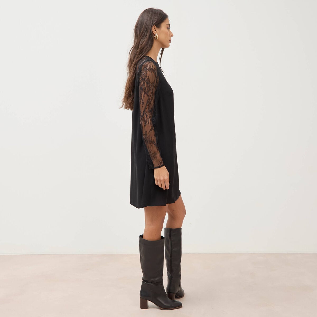 Robe courte &eacute;vas&eacute;e manches longues noir femme