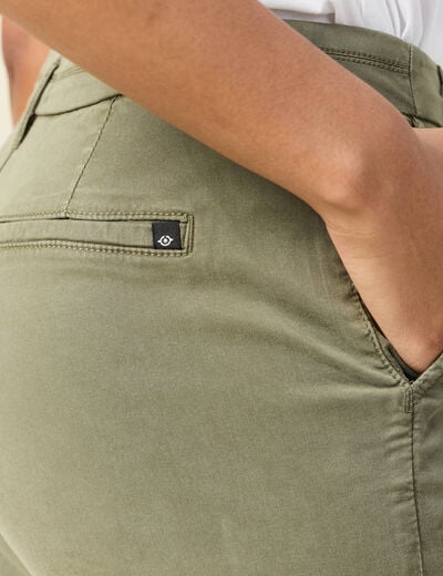 Short chino éco-responsable vert kaki femme