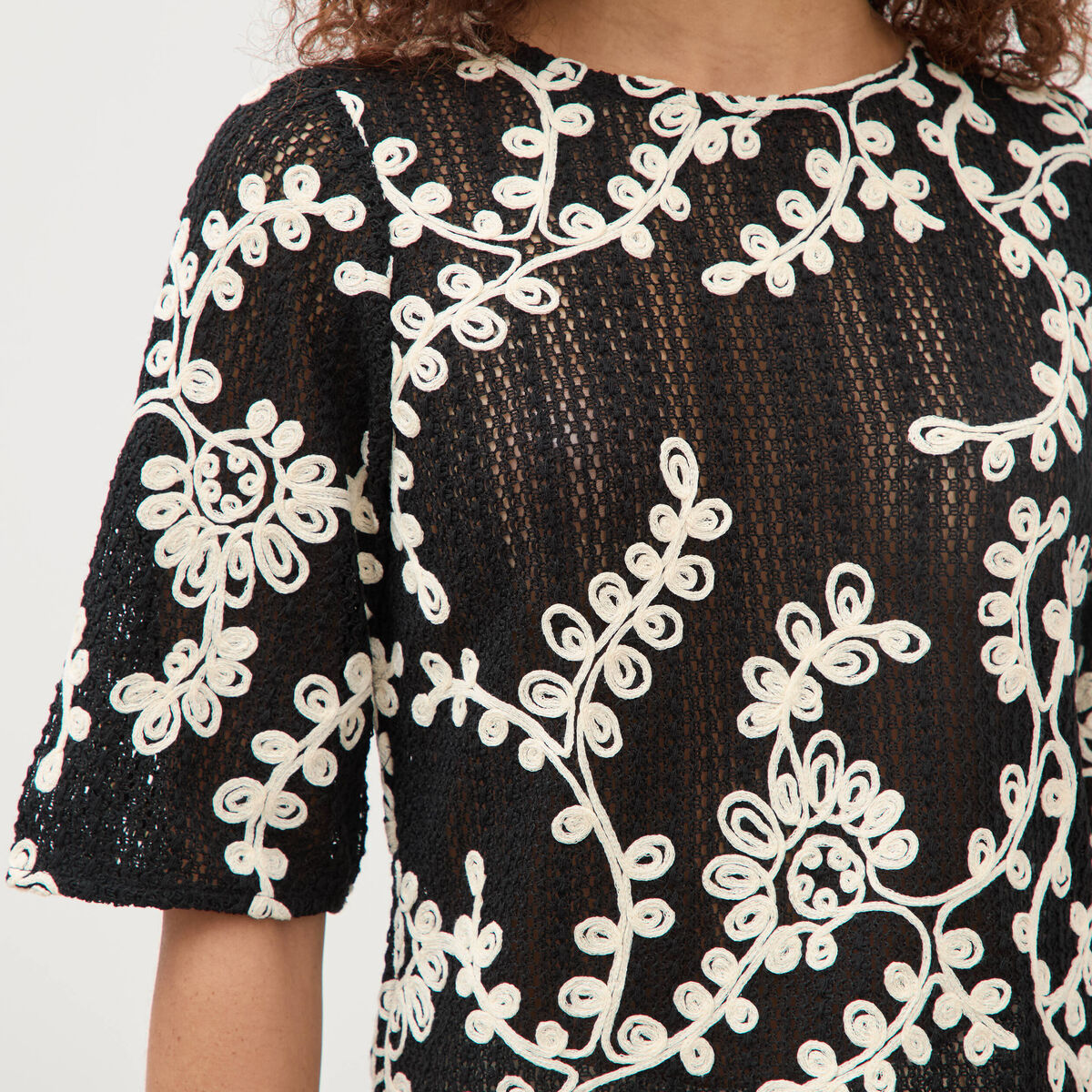 T-shirt brod&eacute; col rond manches 3/4 noir femme