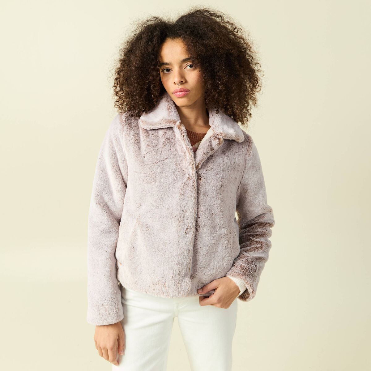 Manteau droit court col classique beige femme