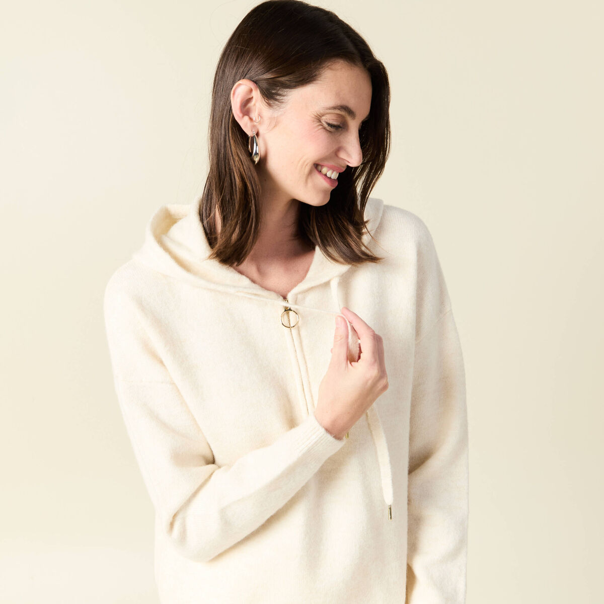 Pull &agrave; capuche zipp&eacute; creme femme