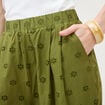 Pantalon droit 7/8&egrave;me brod&eacute; vert kaki femme