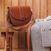 Sac &agrave; rabat en bandouli&egrave;re camel femme