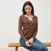 T-shirt cintr&eacute; manches longues marron fonc&eacute; femme
