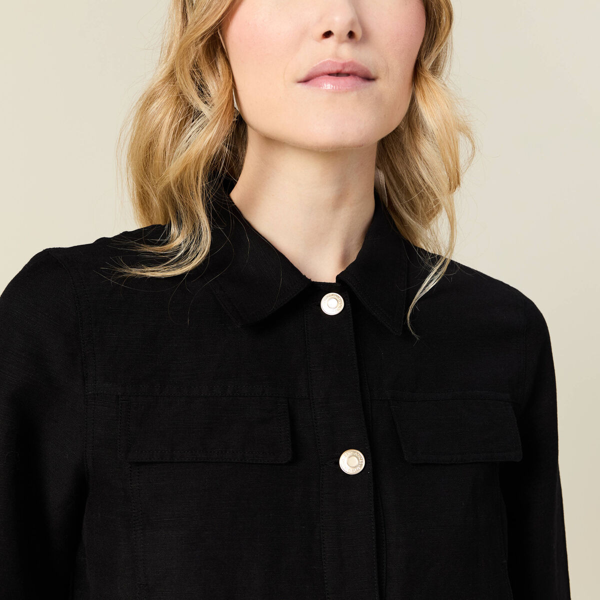 Veste courte boutonnée noir femme