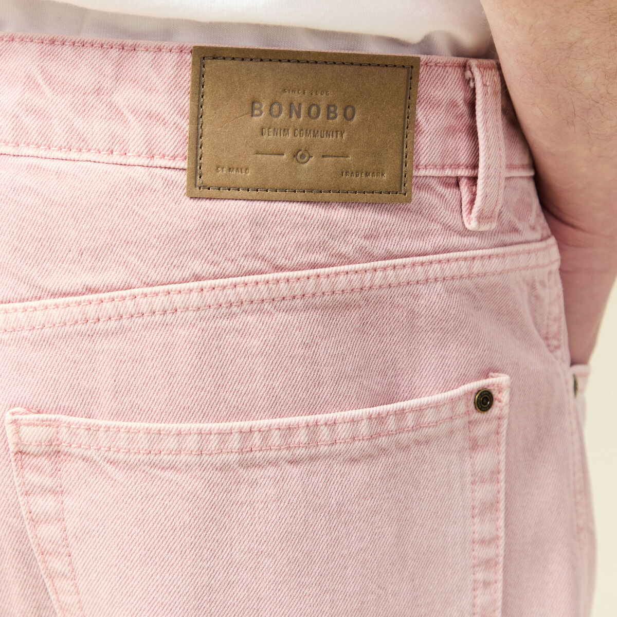 Jeans straight longueur 32 en coton rose homme