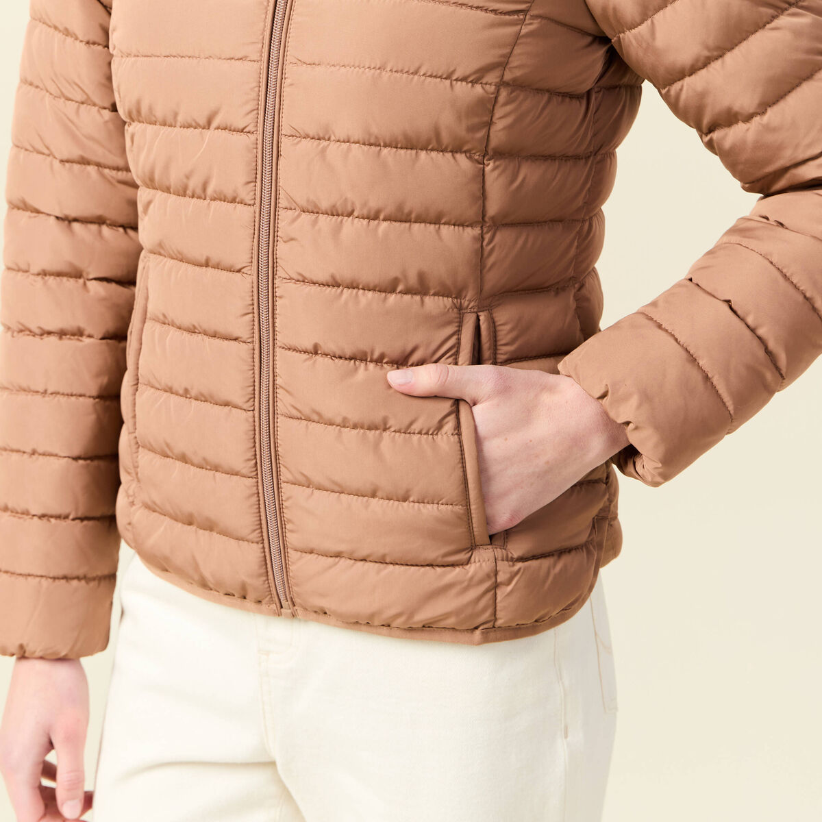 Doudoune ajustée mi-longue à capuche marron clair femme