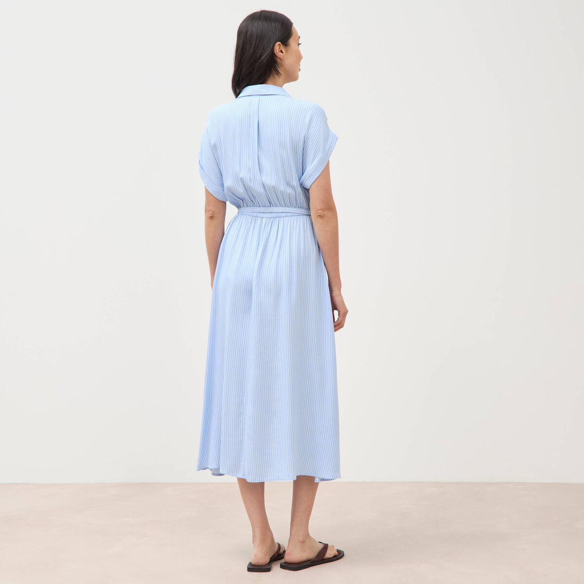 Robe longue &eacute;vas&eacute;e ceintur&eacute;e bleu clair femme