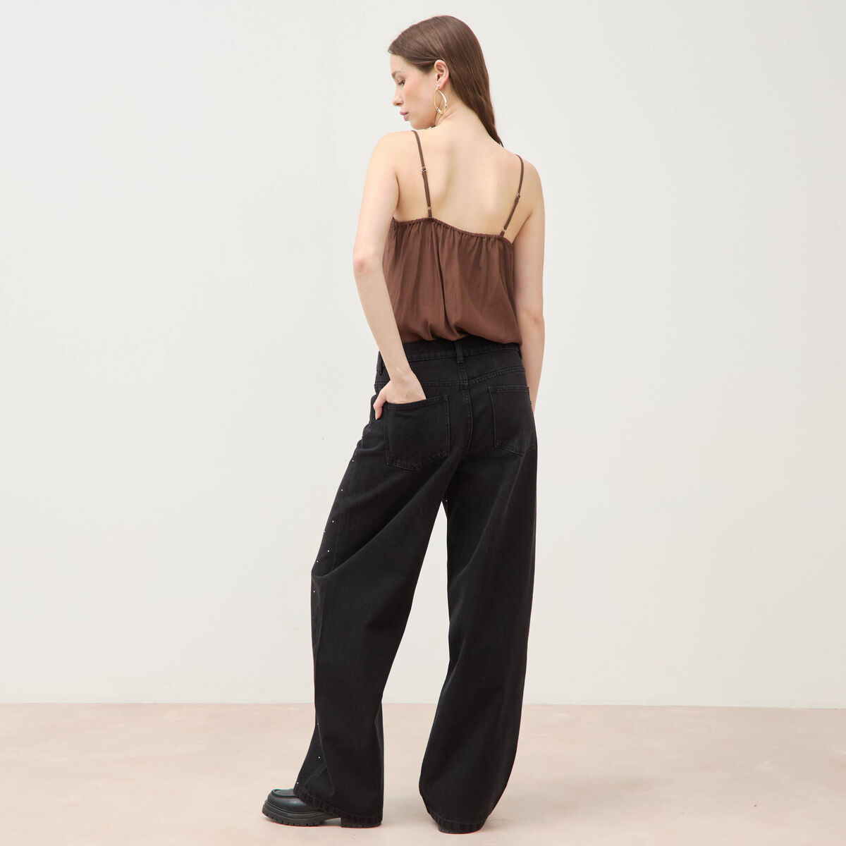 Jeans ample d&eacute;tails clout&eacute;s denim noir femme