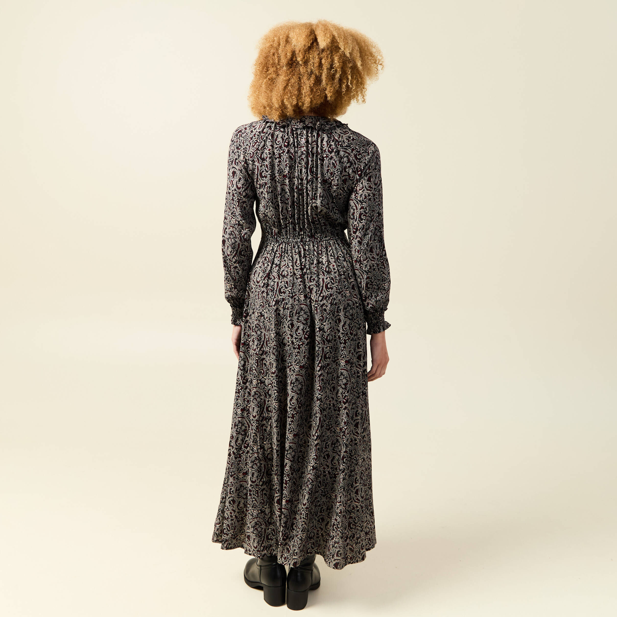 Robe Noire Manches Longues Avec Détails Dorés - Taille 44/L - Occasion Comme Neuve