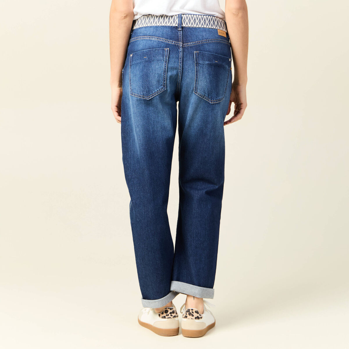 Jeans boyfriend ceintur&eacute; denim brut femme