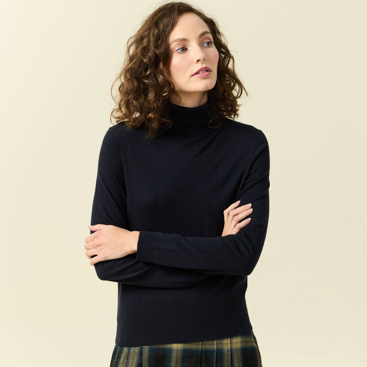 Pull fin col roul&eacute; manches longues bleu marine femme