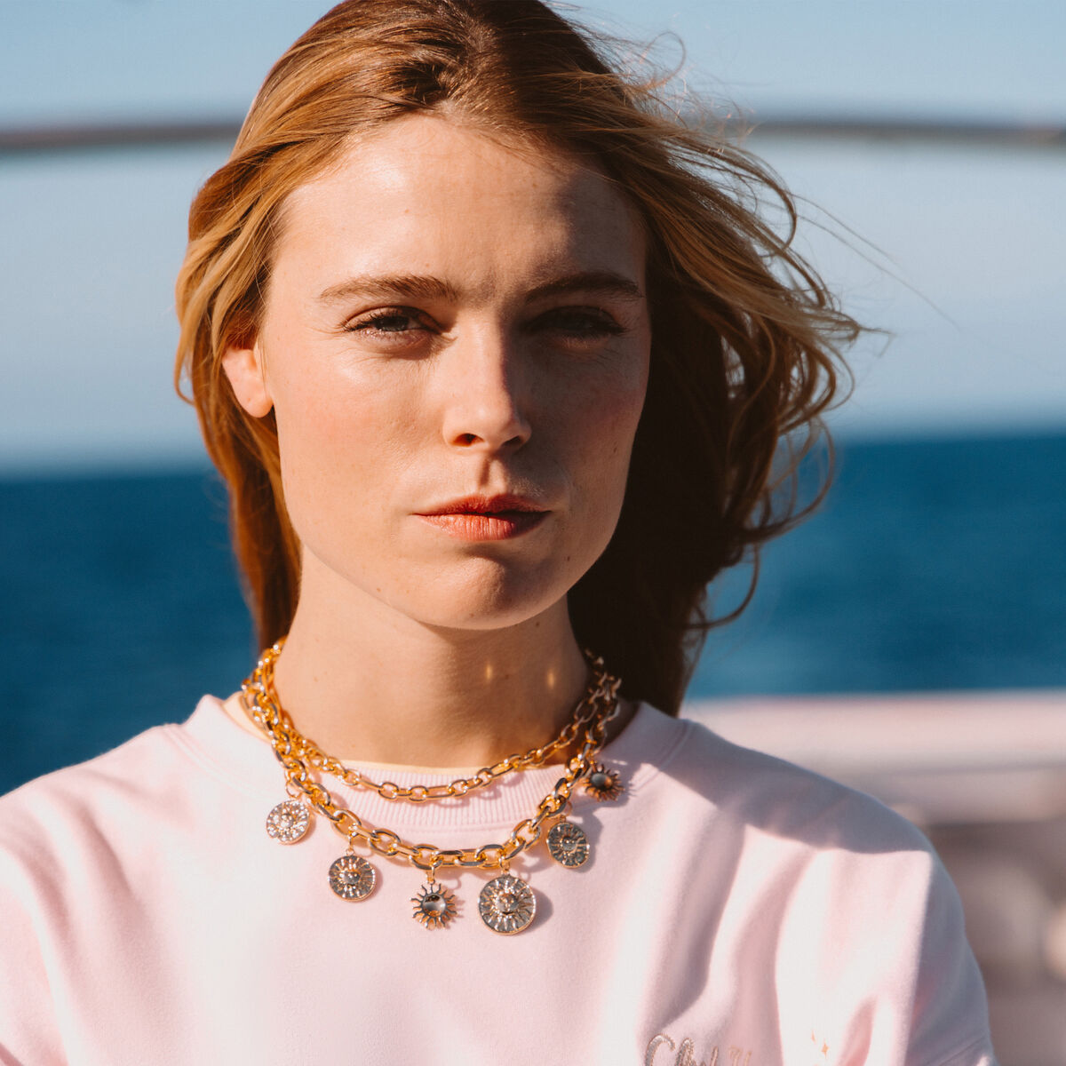 Collier avec cha&icirc;ne couleur or femme