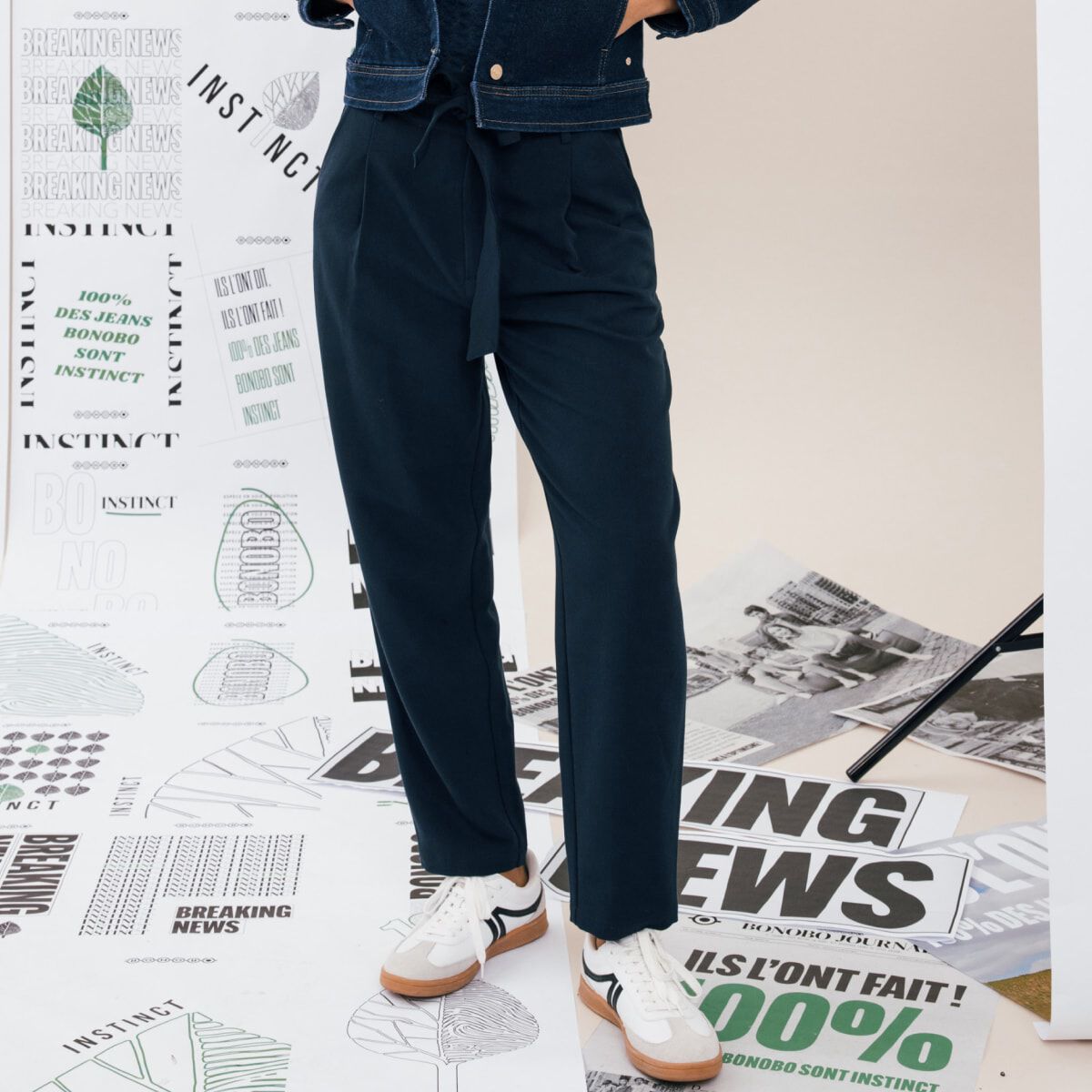 Pantalon carotte ceinturé bleu marine femme