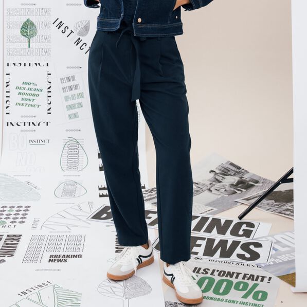 Pantalon carotte ceinturé bleu marine femme