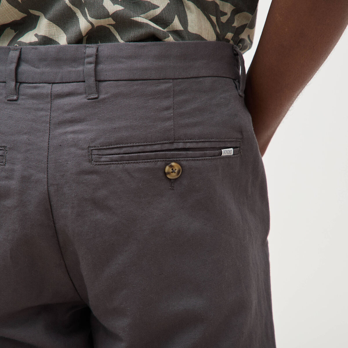 Pantalon chino gris fonc&eacute; homme