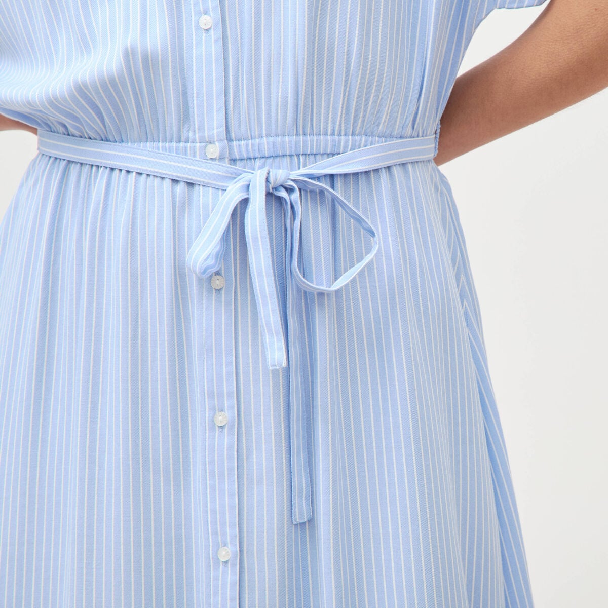 Robe longue &eacute;vas&eacute;e ceintur&eacute;e bleu clair femme