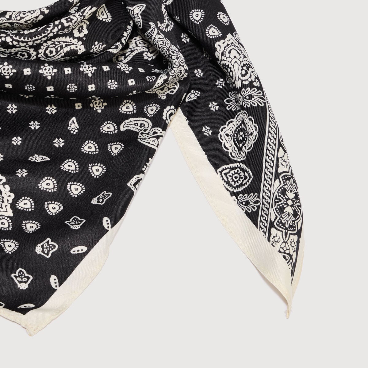 Foulard satin&eacute; noir femme