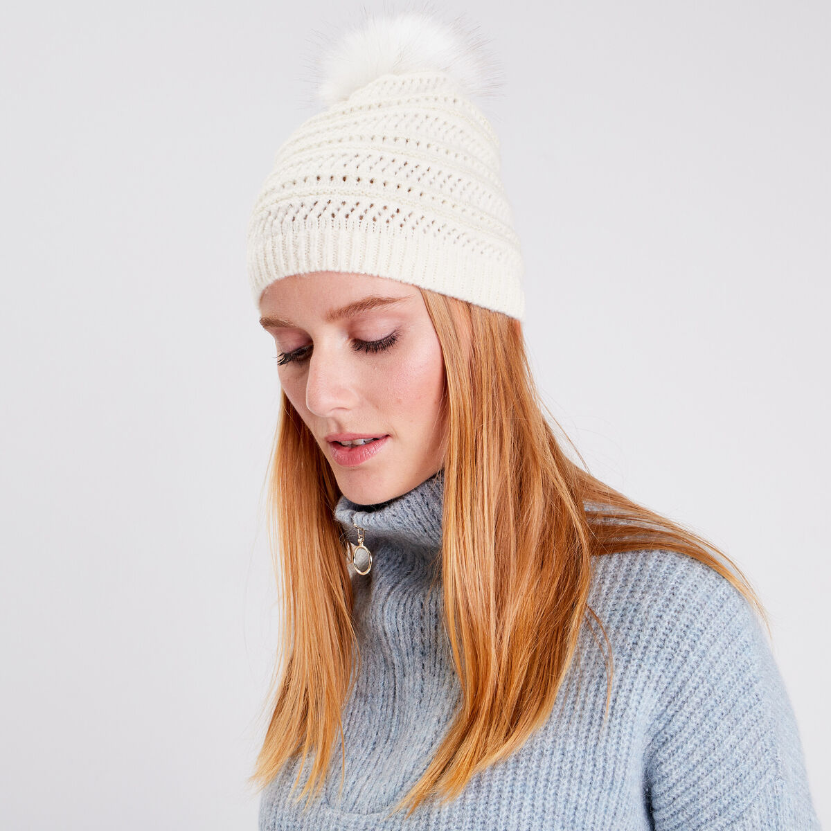 Bonnet &agrave; pompon ecru femme