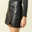 Jupe-short en similicuir doubl&eacute;e noir femme