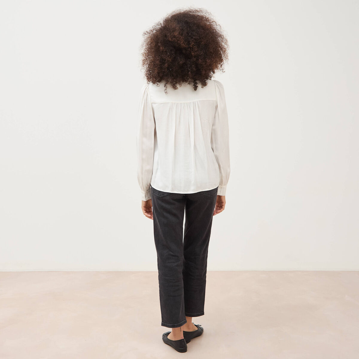 Blouse ajour&eacute;e col rond manches longues ecru femme