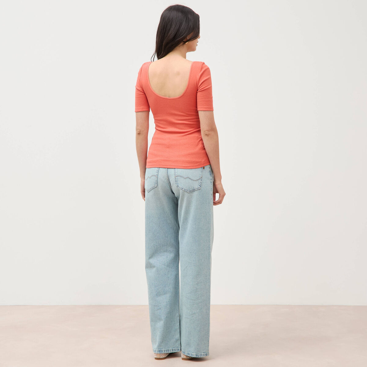 T-shirt ajust&eacute; avec brassi&egrave;re int&eacute;gr&eacute;e rouge fonc&eacute; femme