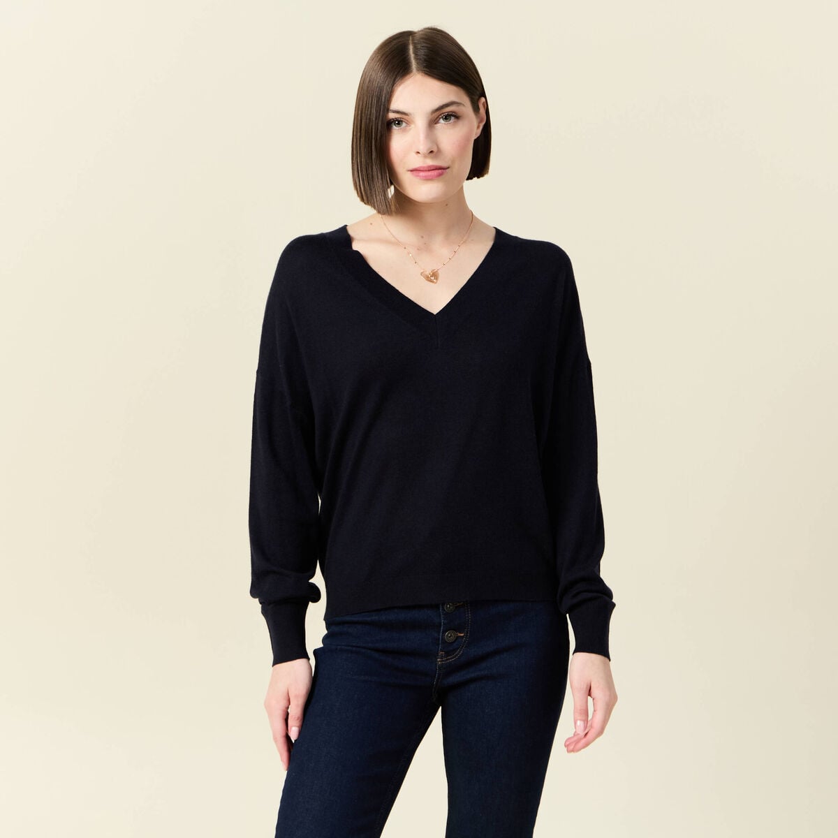 Pull fin col V manches longues bleu fonc&eacute; femme