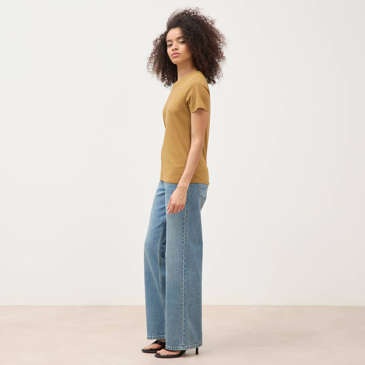 T-shirt cintr&eacute; col rond manches courtes camel femme