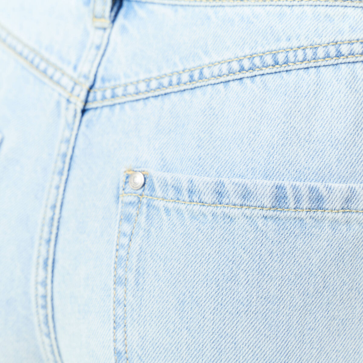 Short droit en jean &agrave; pinces denim bleach femme