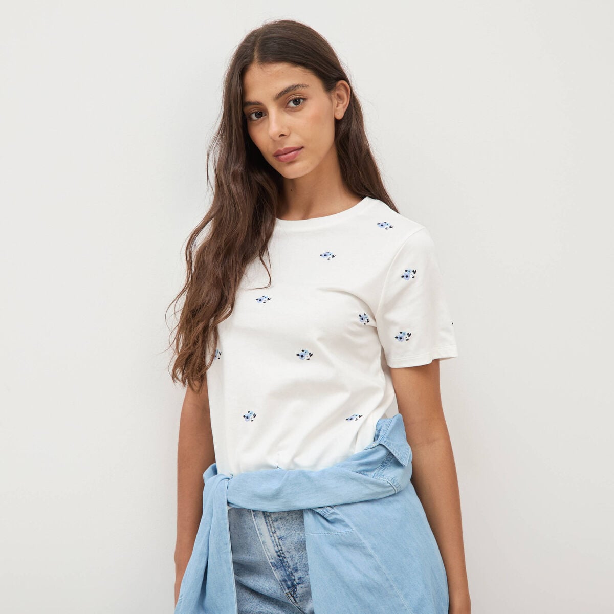 T-shirt droit col rond brod&eacute; en coton ivoire femme