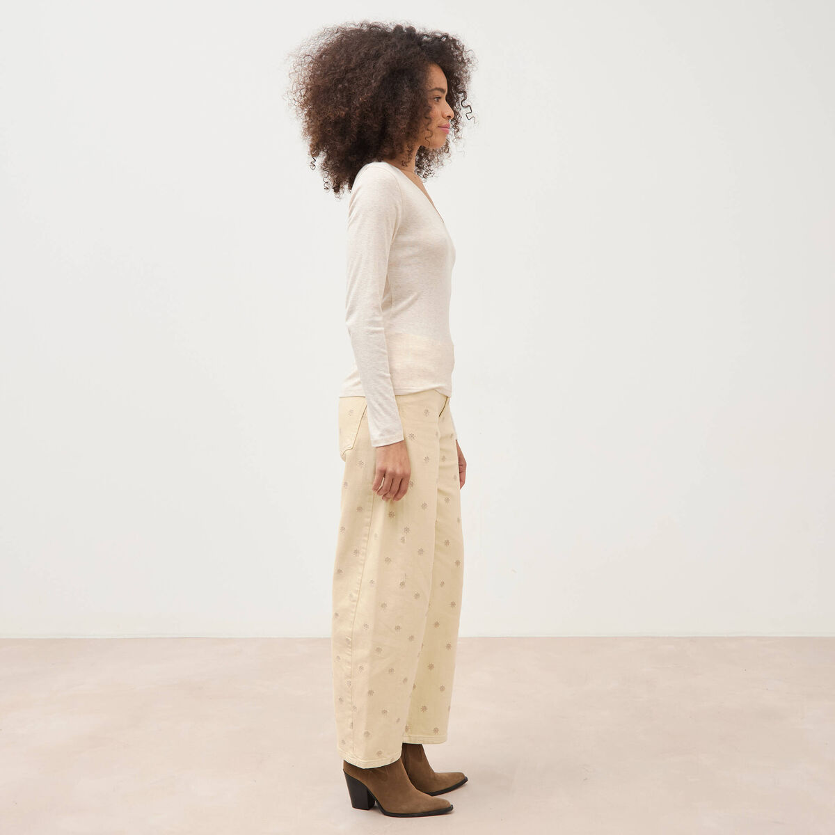 T-shirt cintr&eacute; col v manches longues beige femme