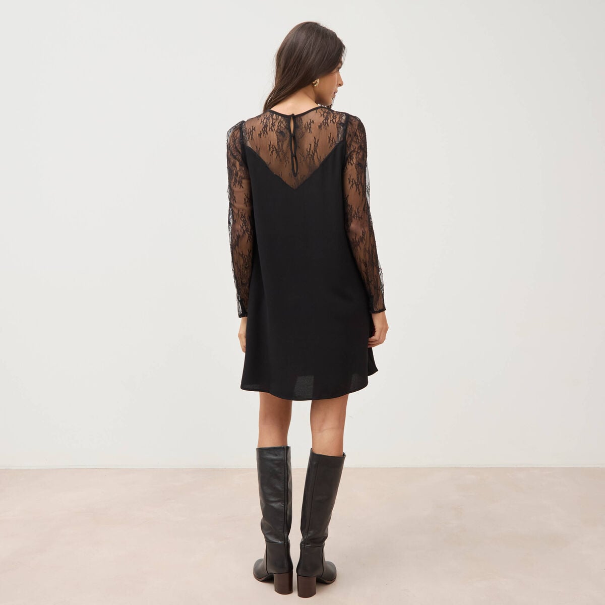 Robe courte &eacute;vas&eacute;e manches longues noir femme