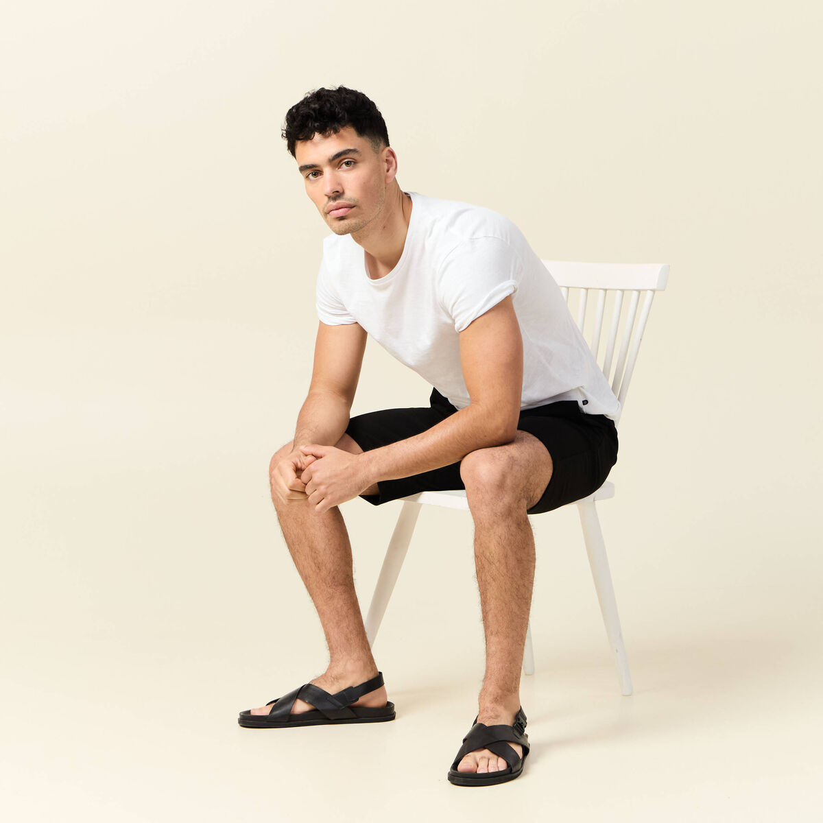 Short droit avec cordon noir homme