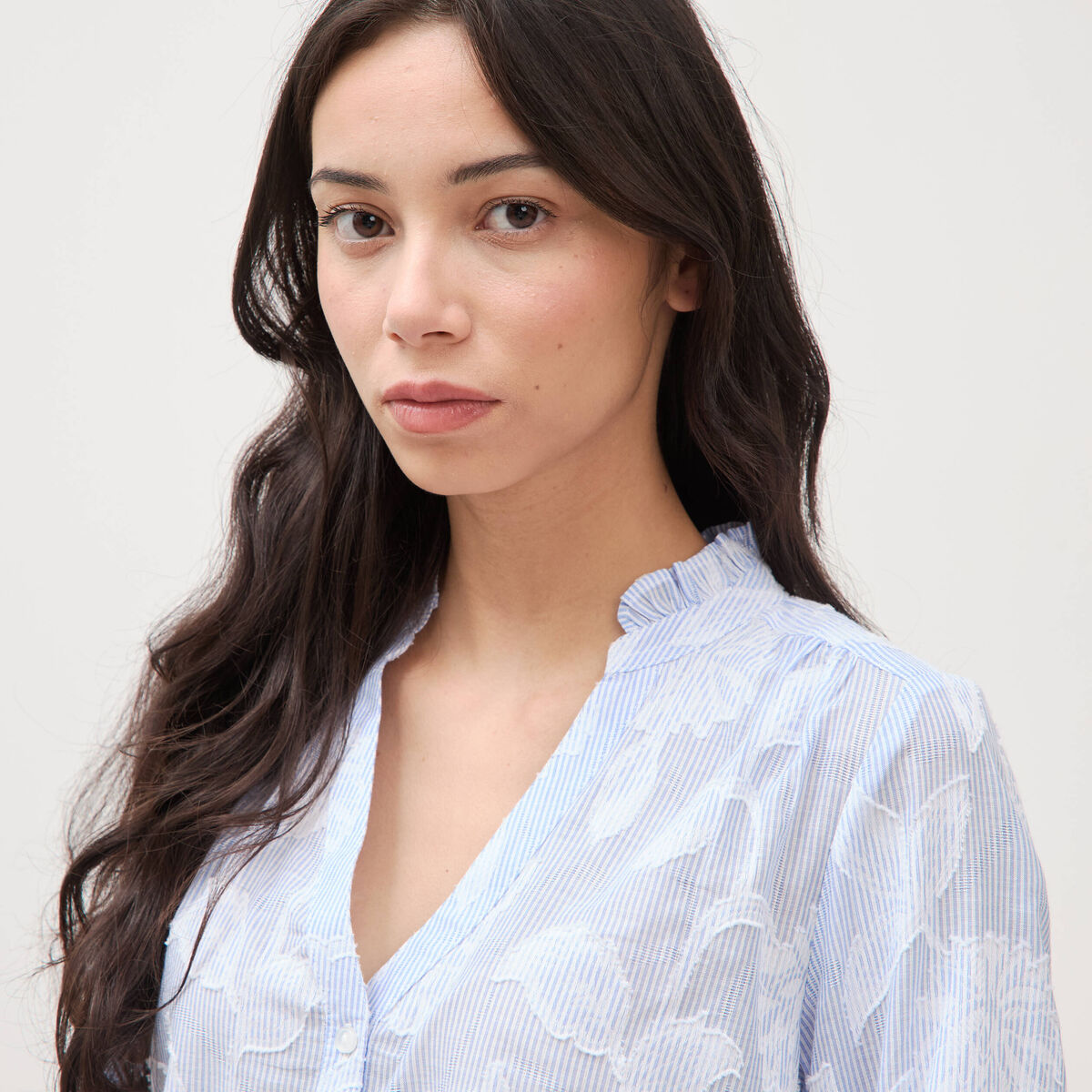 Chemise en coton col V manches longues bleu gris femme