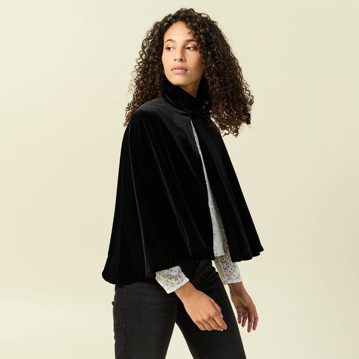 Cape ajust&eacute;e sans manches effet velours noir femme