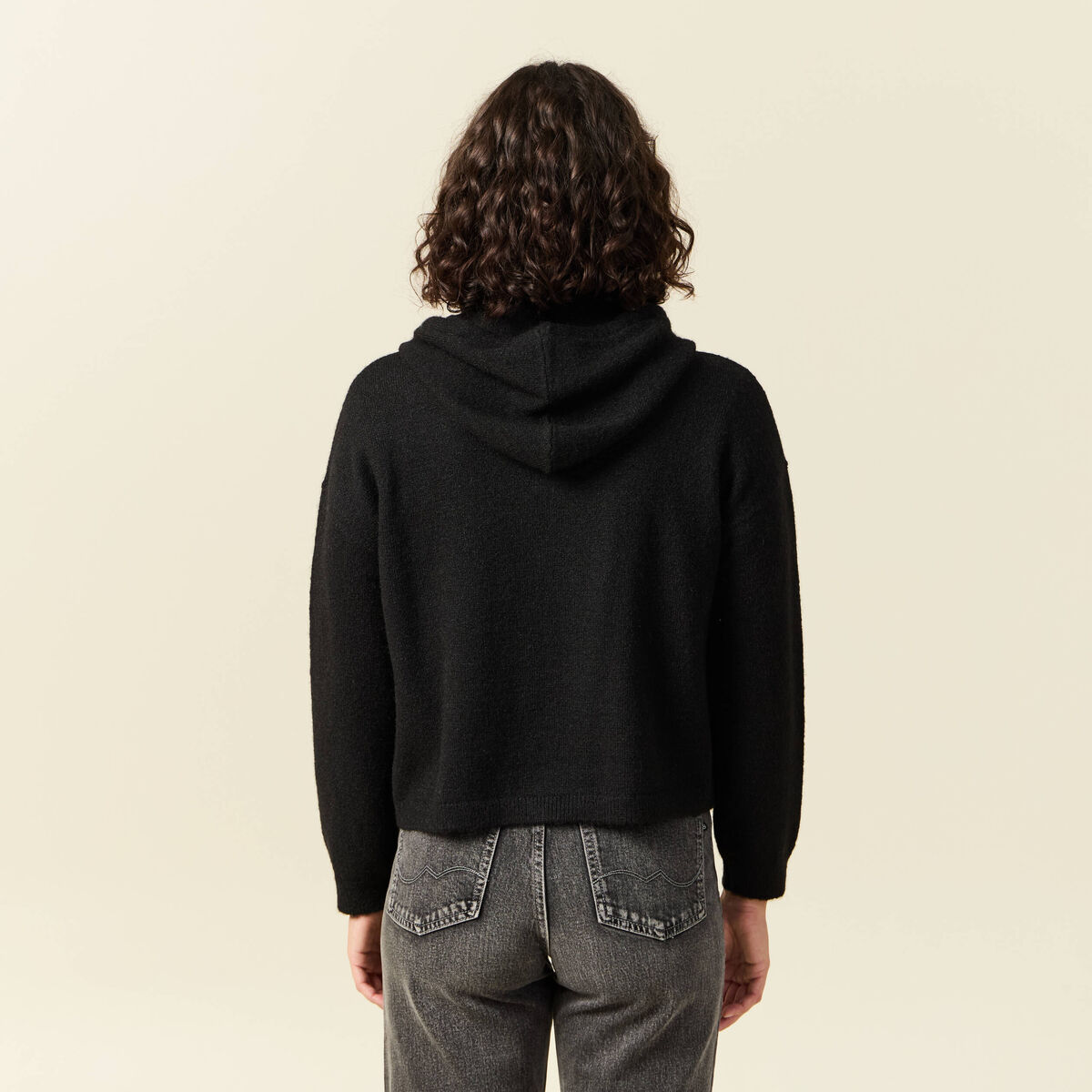 Pull &agrave; capuche zipp&eacute; noir femme
