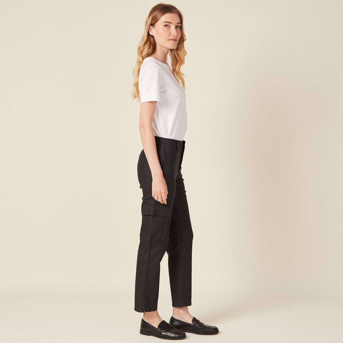Jeans cargo 7/8ème enduit denim noir enduit femme