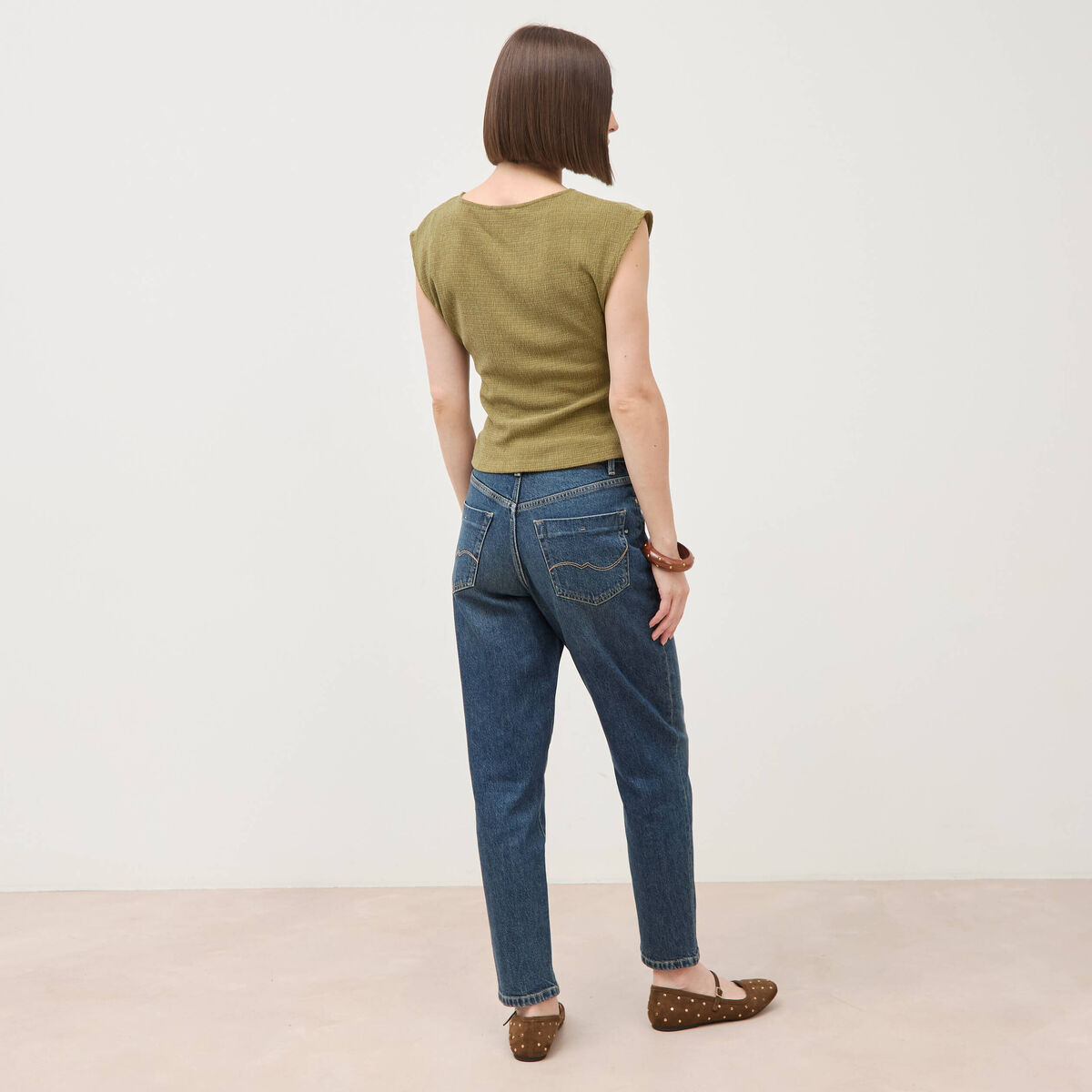 T-shirt ajust&eacute; sans manches vert kaki femme