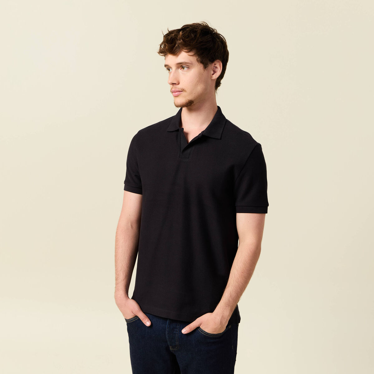 Polo cintr&eacute; manches courtes en coton noir homme