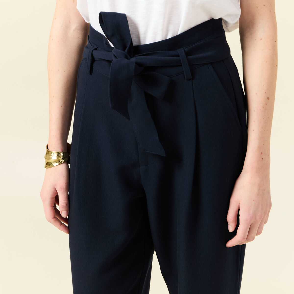 Pantalon carotte ceinturé bleu marine femme