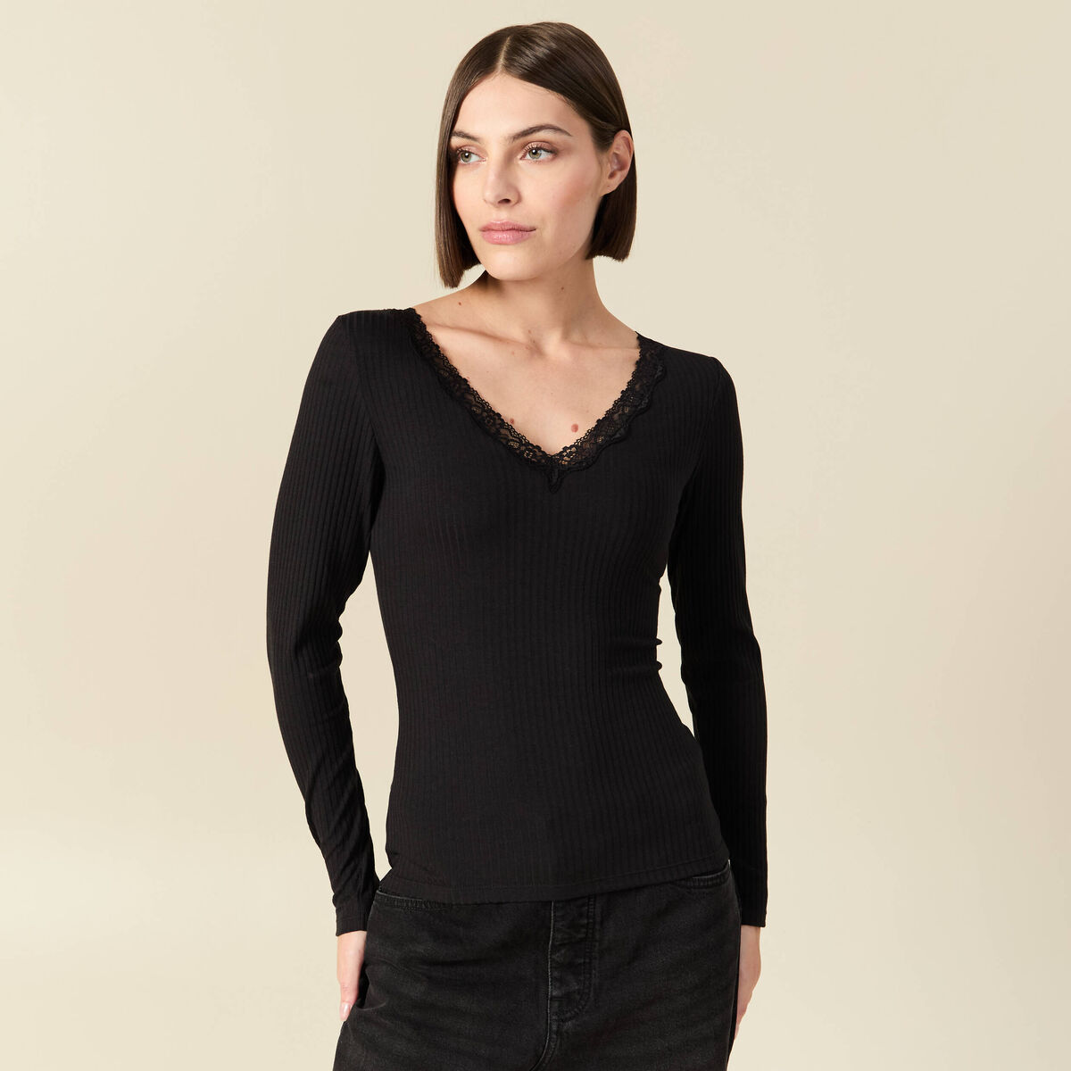 T-shirt cintr&eacute; col v dentelle noir femme