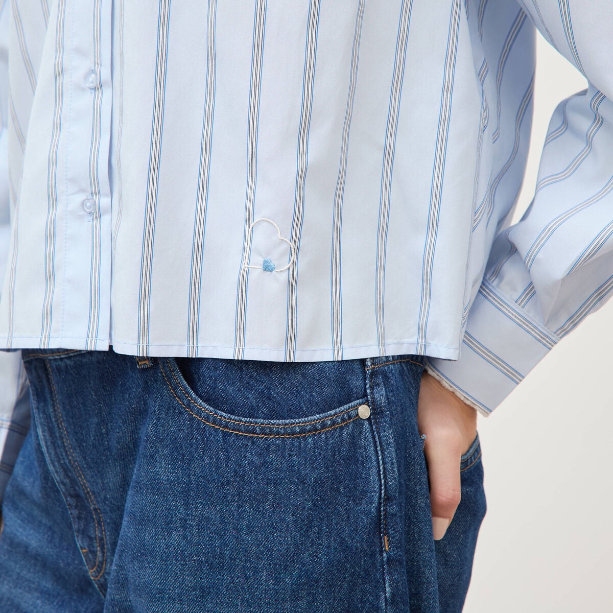 Chemise droite manches longues ray&eacute;e bleu clair femme