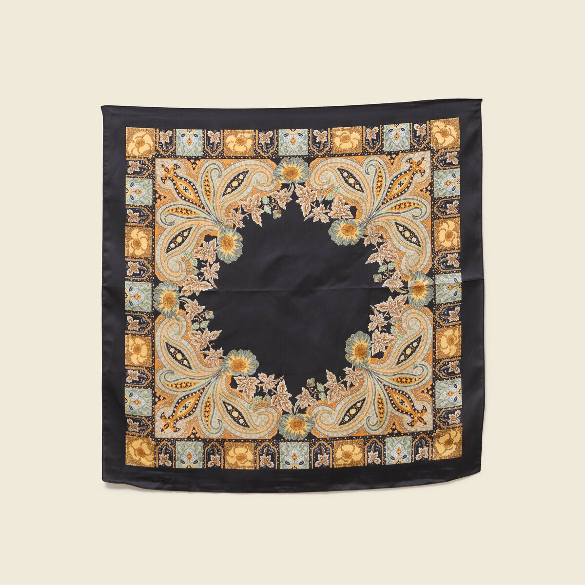 Foulard satin&eacute; noir femme